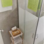 Dettaglio del box doccia con soffione e doccetta