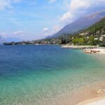 Lago di Garda con acqua cristallina turchese e montagne