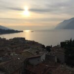 Vista panoramica di Malcesine al tramonto con tetti e lago