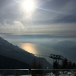 Vista dal Monte Baldo con funivia, neve e panorama sul lago