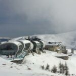 Stazione della funivia del Monte Baldo con neve