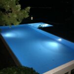 Piscina illuminata di notte vista dall alto