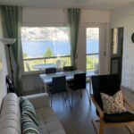 Soggiorno luminoso con vista panoramica sul Lago di Garda dalla finestra