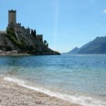 Spiaggia di Malcesine con Castello Scaligero e montagne sullo sfondo