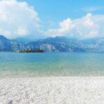 Spiaggia con ciottoli bianchi e vista sull Isola dell Olivo