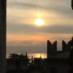Tramonto sul Lago di Garda con silhouette del Castello Scaligero